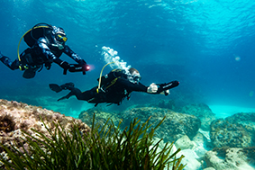 SCUBAJT divers in the water with SJ PRO 2000 dive scooter